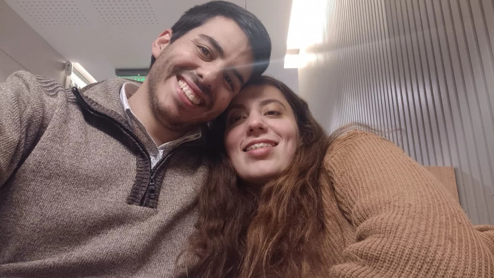 Micaela y Adriaham sonriendo juntos en una selfie