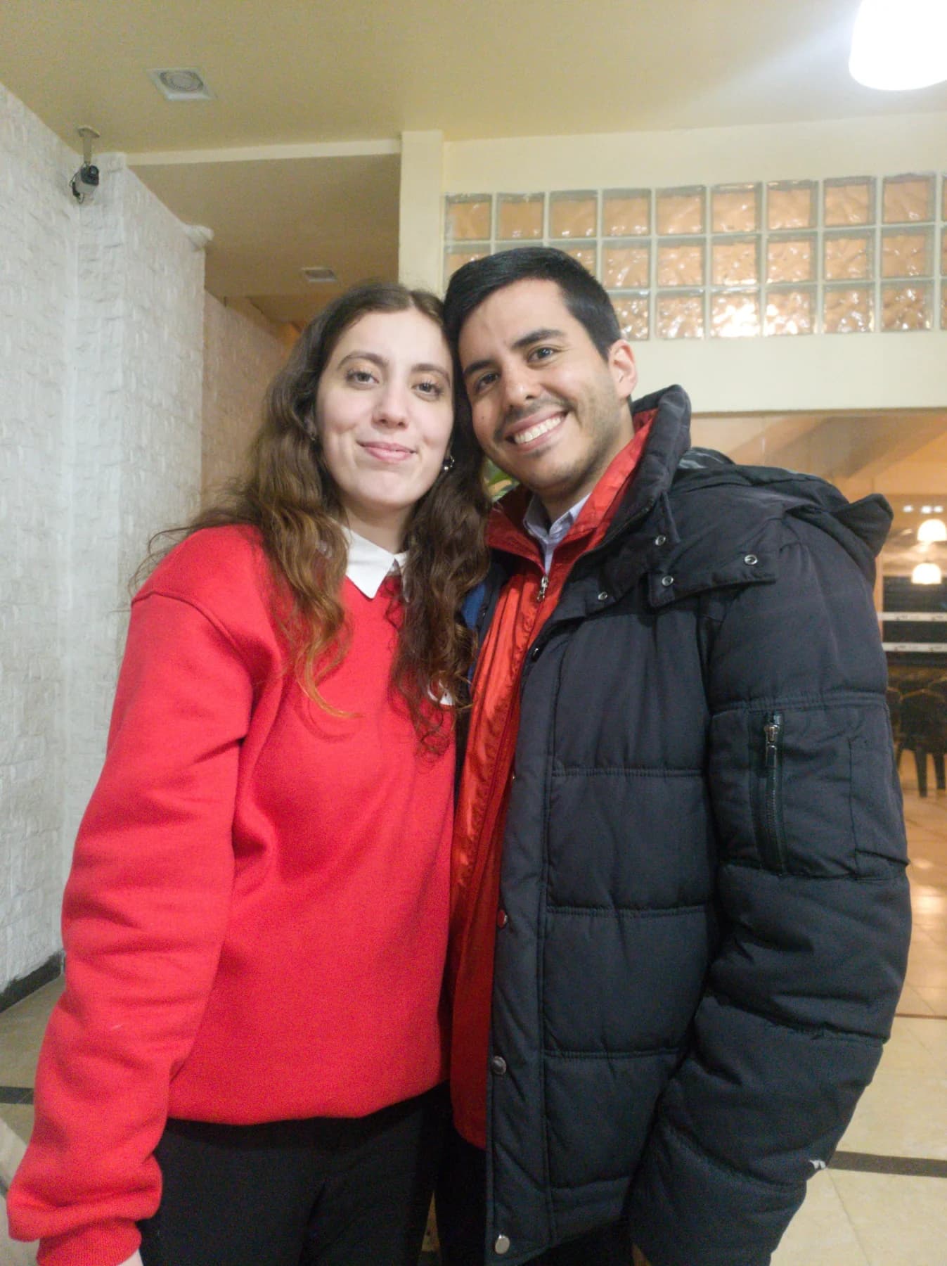 Micaela y Adriaham abrazados