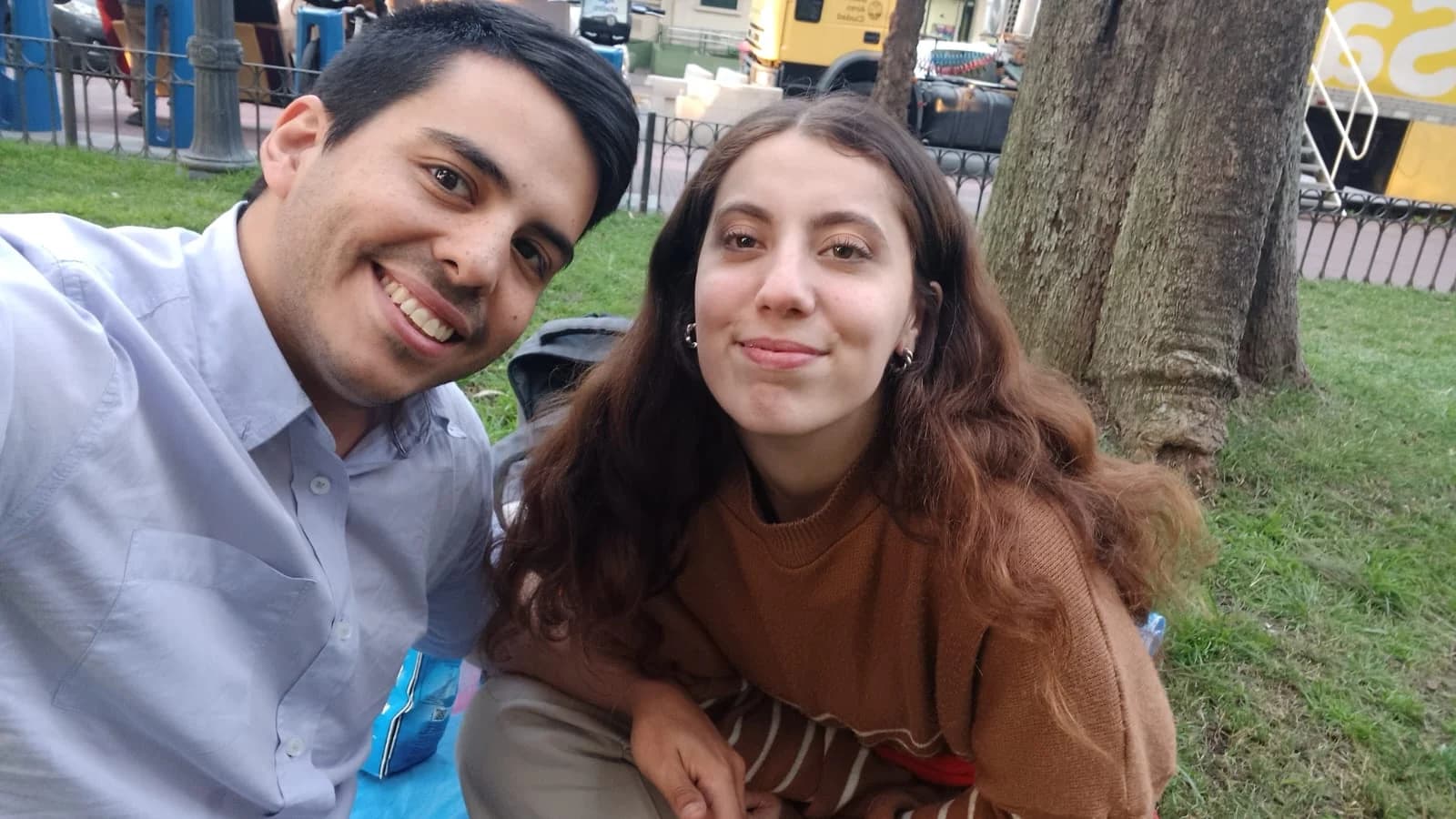 La pareja disfrutando de un momento al aire libre