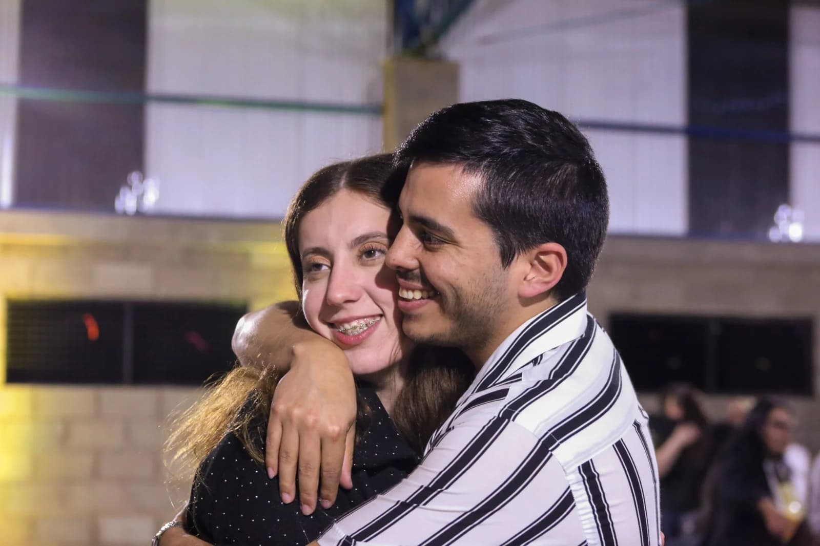 Un abrazo de Micaela y Adriaham