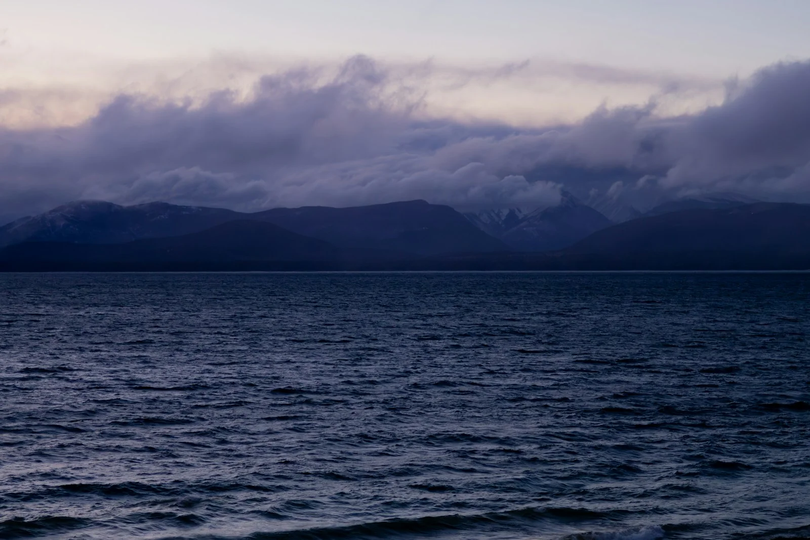 Lago y montañas de la Patagonia